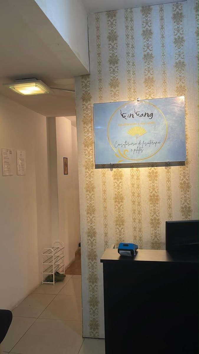 Recepção do consultório com o logo Yin Yang na parede