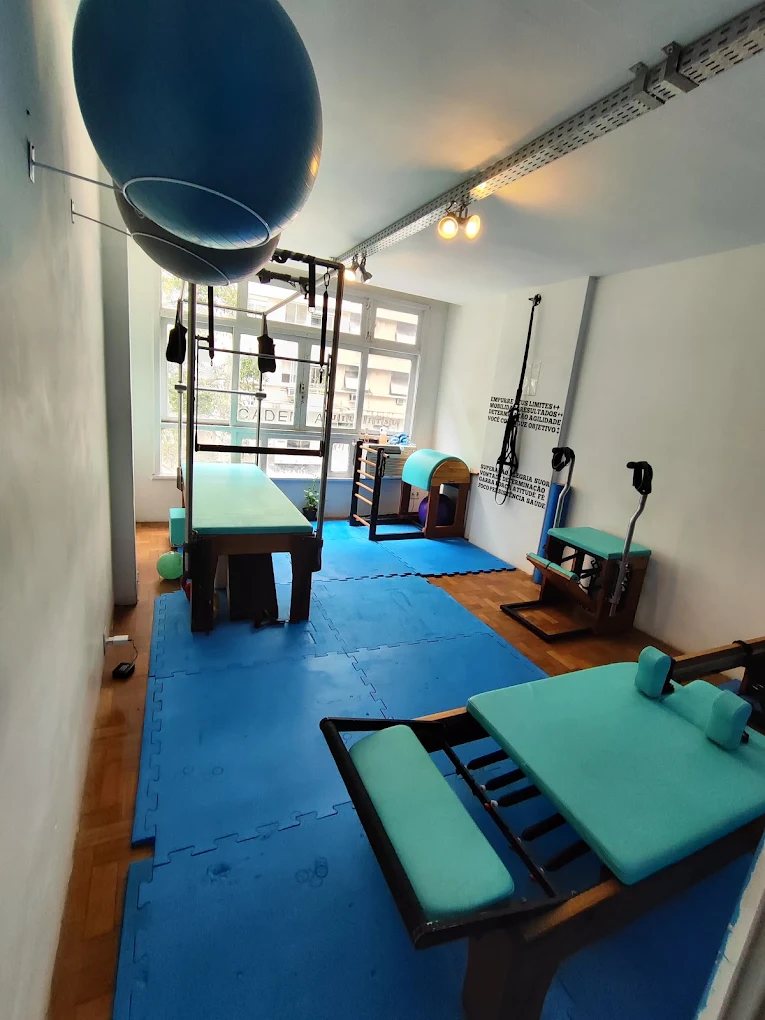 Sala de Pilates com Cadillac, Reformer, barril, Chair e espaldar sobre tatame azul
